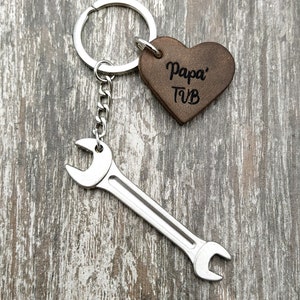 Genuine Leather Keychain Personalized with the phrase Papà TVB and decorative steel pendant, Father&#39;s Day gift idea