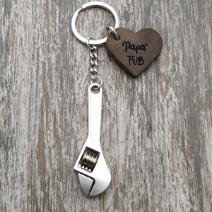 Genuine Leather Keychain Personalized with the phrase Papà TVB and decorative steel pendant, Father&#39;s Day gift idea