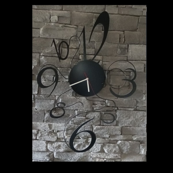 Horloge en métal noir