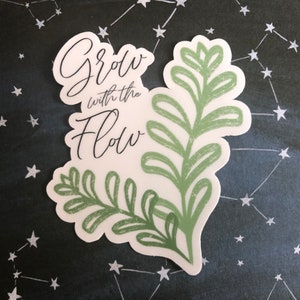 Sticker auto-découpé Grandir avec le flux, résistant à l'eau, ordinateur portable, journal, amour de soi, autocollant d'amélioration de soi, autocollant énergie positive