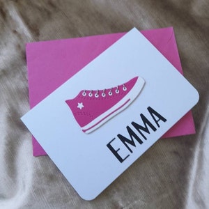 Carte d'anniversaire, personnalisée, pour lui, pour elle, converse, baskets montantes, toile, fabriquée à la main, carte de voeux, réalisée sur commande