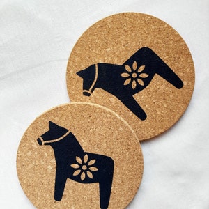 Topfuntersetzer aus Kork | Handbedruckt mit Dala-Pferd | Siebdruck | Skandinavisches Küchenaccessoires | Geschenk für Pferde-Liebhaber