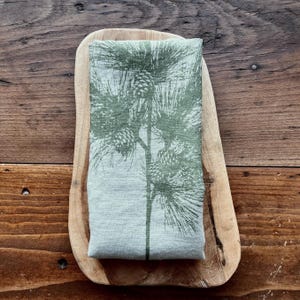 Asciugamano da cucina in lino stampato a mano con ramo di larice verde lime, serigrafia, piccolo runner da tavolo, regalo per gli amanti della natura