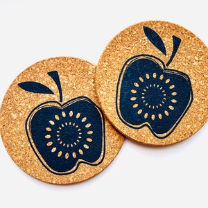 Topf-Untersetzer aus Kork mit Apfel, Siebdruck manuell, skandinavische Tisch-Deko, Geschenk für Schweden-Fan, 70iger Jahre Design