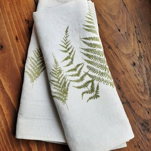 Tischläufer Geschirrtuch, beige-natur bedruckt mit Farn-Motiv lindgrün, Vintage, Halbleinen, antikes Küchentuch, Siebdruck Unikat