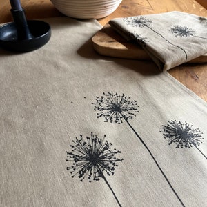 Leinen-Tischläufer natur / beige mit Gräser /Allium-Motiv in schwarz, 100% Leinen, Siebdruck, Tischdecke, skandinavisch Wohnen Bild 1