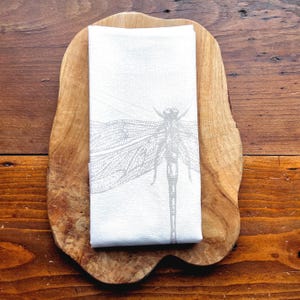 Strofinaccio stampato a mano con una delicata libellula grigia, strofinaccio da cucina con motivo serigrafato, decorazione estiva boho in mezzo lino