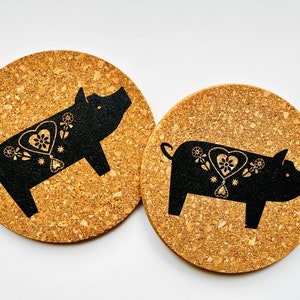 Topf-Untersetzer aus Kork mit schwarzem Schweinchen, Siebdruck handbedrucktes Unikat, Untersetzer skandinavisch, Geschenk für Schweden-Fan