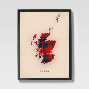 Könnte beinhalten: Gerahmter Druck mit einer Karte von Schottland, gefüllt mit einem Fraser-Tartanmuster in Rot, Grün und Schwarz. Das Wort "Fraser" ist darunter gedruckt. Der Hintergrund ist cremefarben, der Rahmen schwarz.