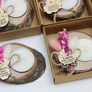 Puede incluir: Conjunto de seis portavelas de madera con etiquetas personalizadas para un baby shower. Cada portavelas tiene una pequeña vela de té, flores secas y una etiqueta de madera con un nombre y una fecha. Las etiquetas incluyen nombres como Gianni, Kristine, Alberto, Laritsa y Lorenzo.