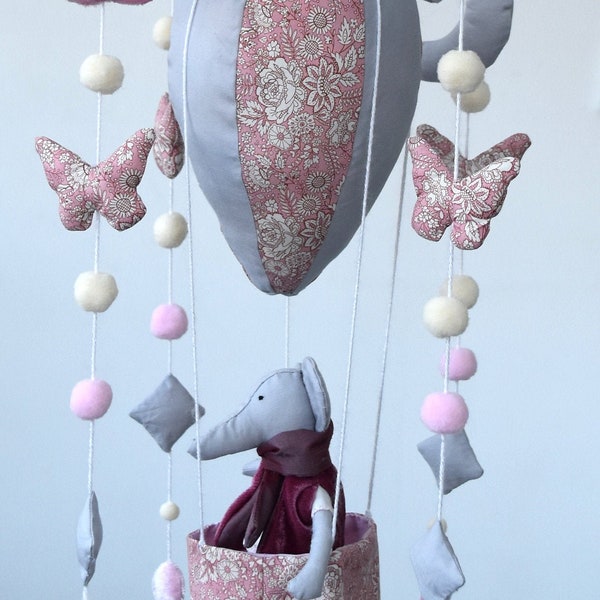 Mobile en tissu rose liberty montgofière avec une petite souris en voyage pour décoration bébé