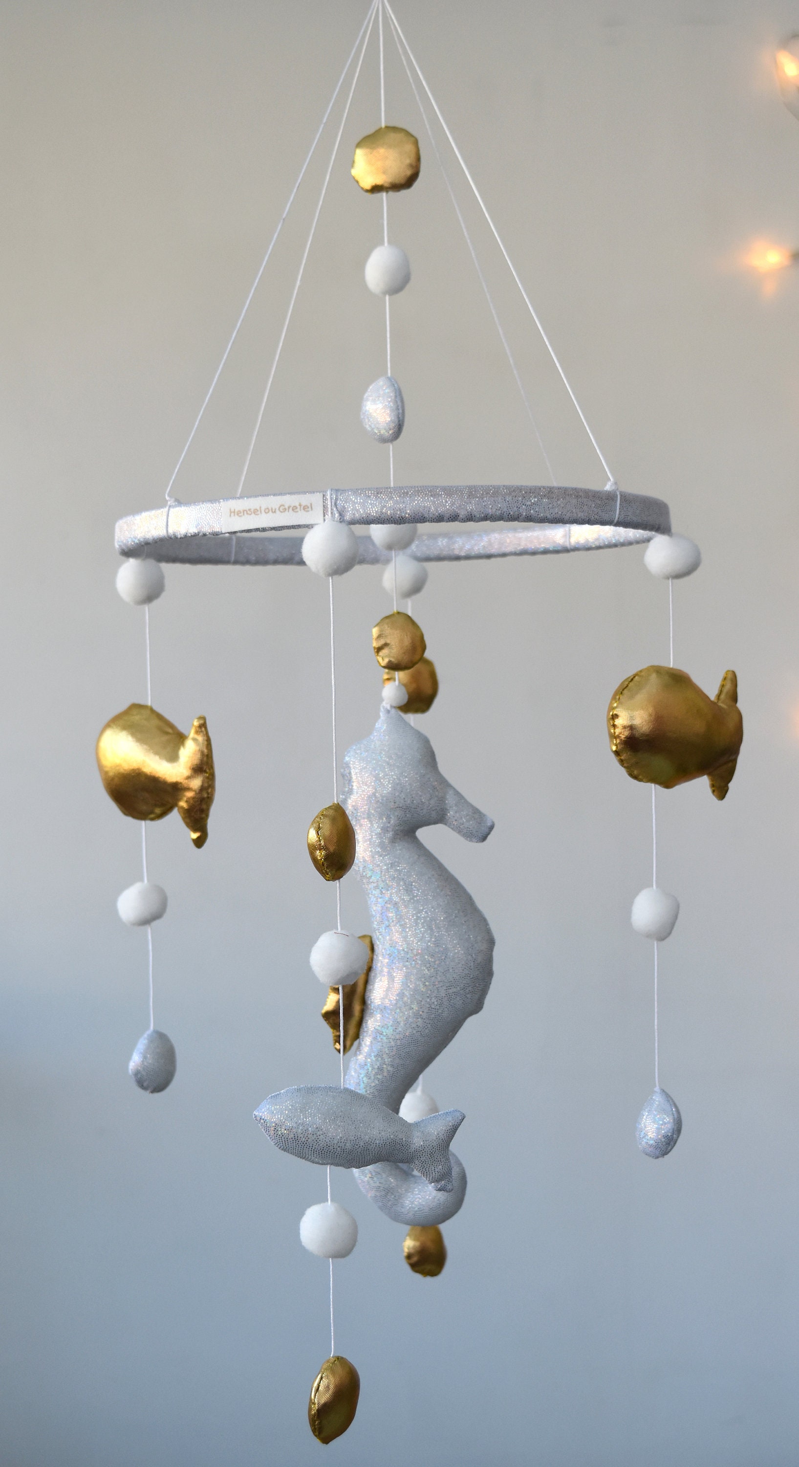 Mobile Bébé en Tissu Blanc et Or avec Hippocampe Pour Décoration Chambre Bébé
