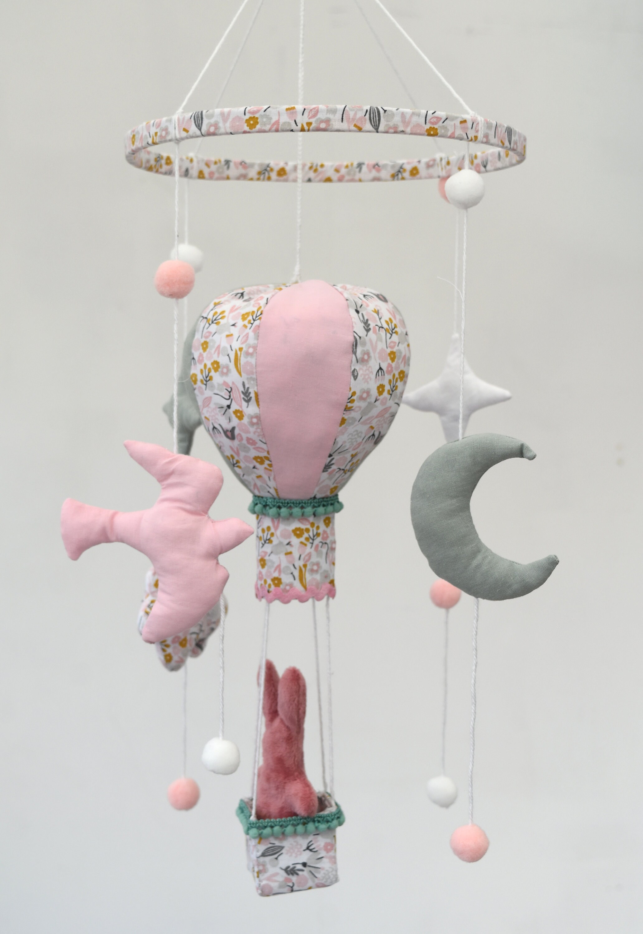 Mobile en Tissu Rose et Vert de Gris avec Montgolfière Lapin Dans Sa Nacelle Pour Décoration Chambre