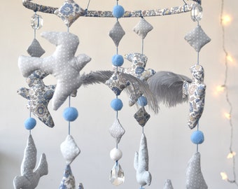 Mobile en tissu oiseau et véritable plume, tissu liberty et pampilles en cristal pour décoration chambre bébé