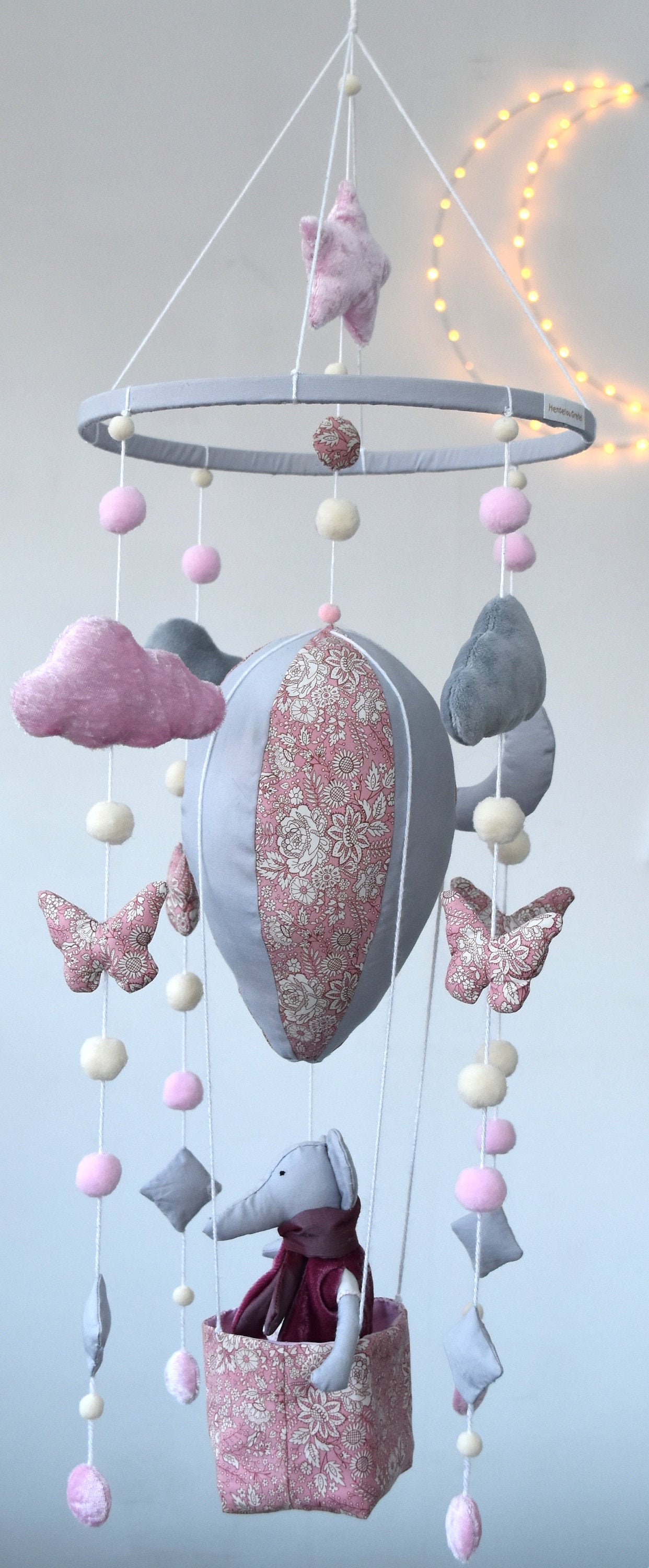 Mobile en Tissu Rose Liberty Montgofière avec Une Petite Souris Voyage Pour Décoration Bébé