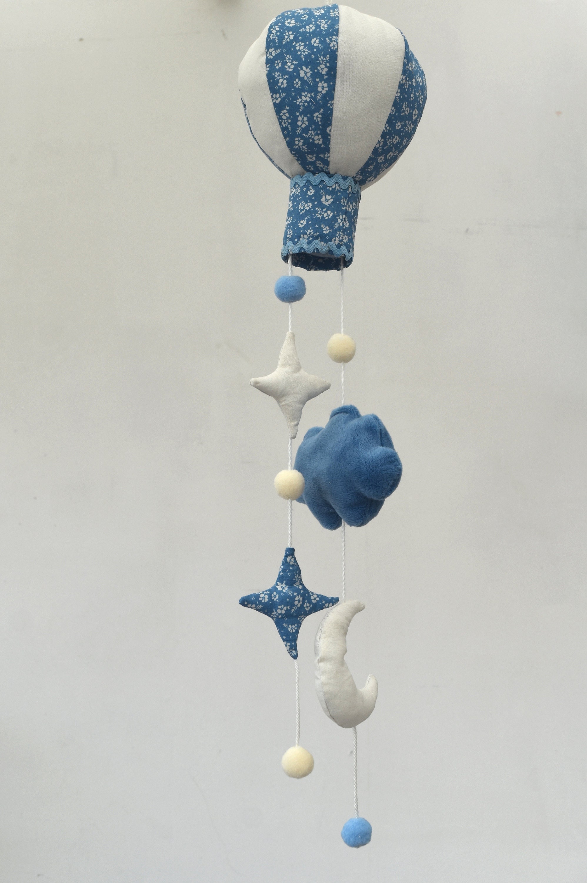 Mobile en Tissu Bleu avec Montgolfière Lune et Étoiles Pour Décoration Chambre Bébé