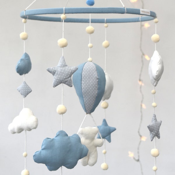 Mobile en tissu bleu avec Montgolfière et ourson pour décoration chambre bébé fait mains