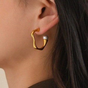 Créoles anneaux en laiton avec perle boucle d&#39;oreilles / minimalist style / Open hoops with pearl