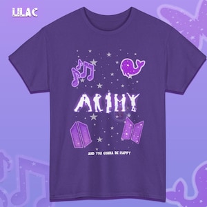 Könnte beinhalten: Lila-lila-farbenes T-Shirt mit einem grafischen Design mit dem Wort "ARMY" in Weiß, zusammen mit Noten, einem Wal und Sternen. Der Text "AND YOU GONNA BE HAPPY" ist darunter gedruckt.