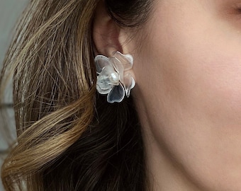 Floral earrings, Flower stud earrings, Earrings Bridal, Pearl and flower earrings Wedding earrings Floral bridal earrings Boho earrings