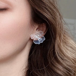 Flower earrings, Stud wedding earrings, Clear white earrings, White floral earrings, Boho silver earrings wedding, Boho bridal earrings