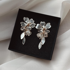 Orecchini floreali, orecchini di perle a forma di fiore, orecchini di perle e fiori da sposa, orecchini da sposa, orecchini da sposa floreali, orecchini da sposa boho