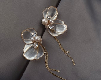 Floral earrings, flower pearl earrings, pearl petal earrings bridal, wedding earrings, floral bridal earrings, boho bride earrings