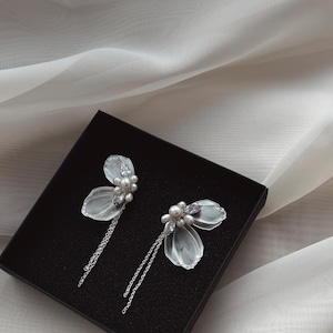 Floral earrings, flower pearl earrings, pearl petal earrings bridal, wedding earrings, floral bridal earrings, boho bride earrings