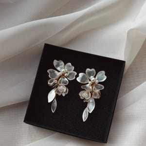 Bloemenoorbellen, bloemenpareloorbellen, parel- en bloemenoorbellen bruids, huwelijksoorbellen, bloemen bruidsoorbellen, boho bruidoorbellen