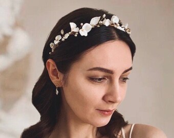 White wedding headpiece, Bridal hairpiece, Wedding tiara, Handmade hair vine, White flower headpiece wedding, bridal accessory for hair