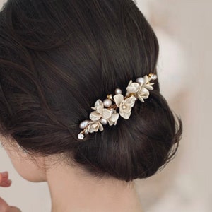 Set hair comb and stud earrings, Beige hair comb, Beige flower earrings, Handmade wedding jewelry, Wedding hair comb, flower earrings image 1