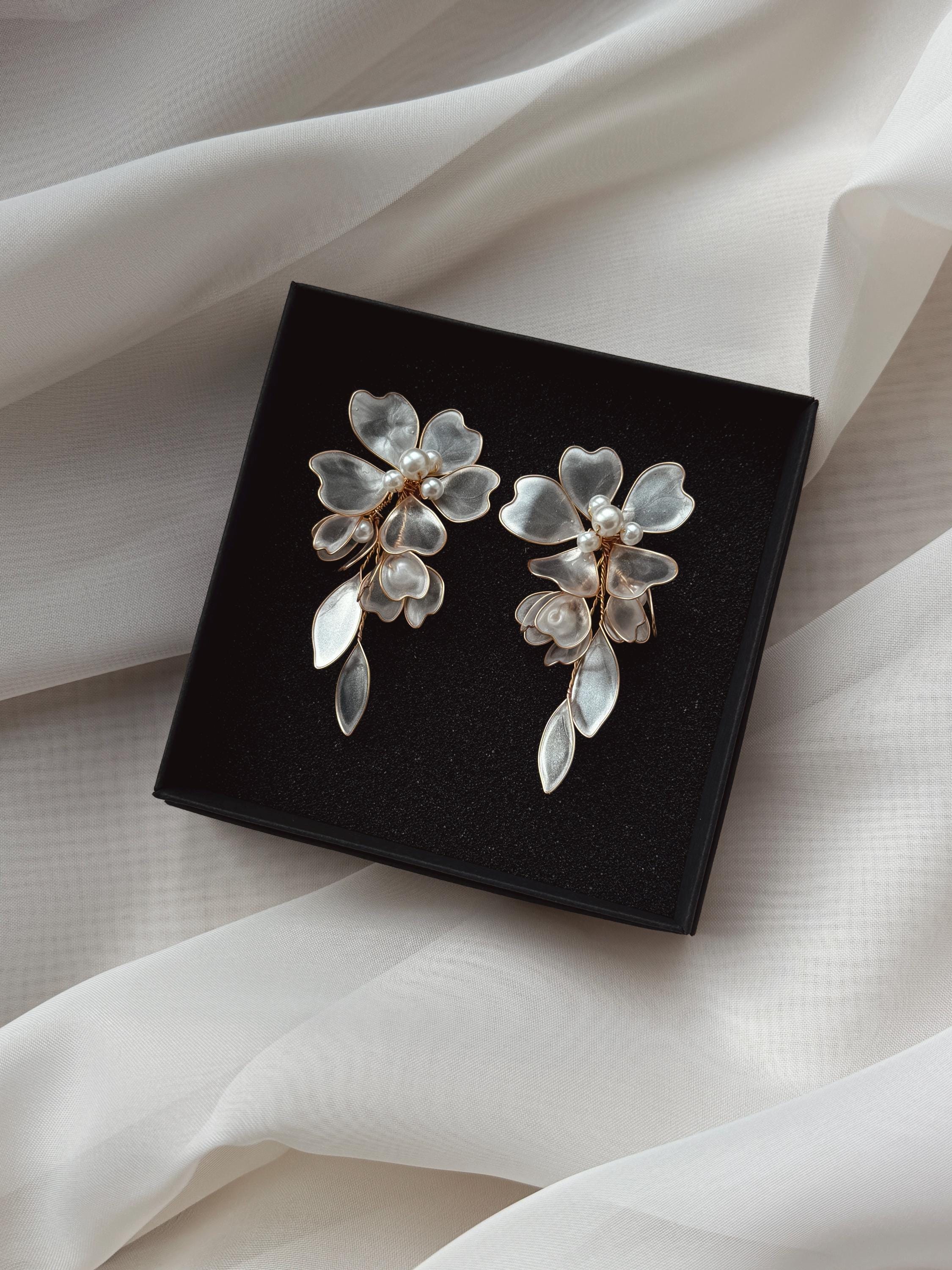 Floral earrings, flower pearl earrings, pearl and flower earrings bridal, wedding earrings, floral bridal earrings, boho bride earrings