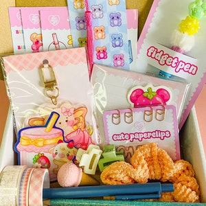 Kawaii Pastell Briefpapier Geschenk Box, handgemachte Überraschung Geschenk Set Memopad Lesezeichen Washi Schlüsselanhänger Scrunchie Aufkleber Blatt Büro Geschenk