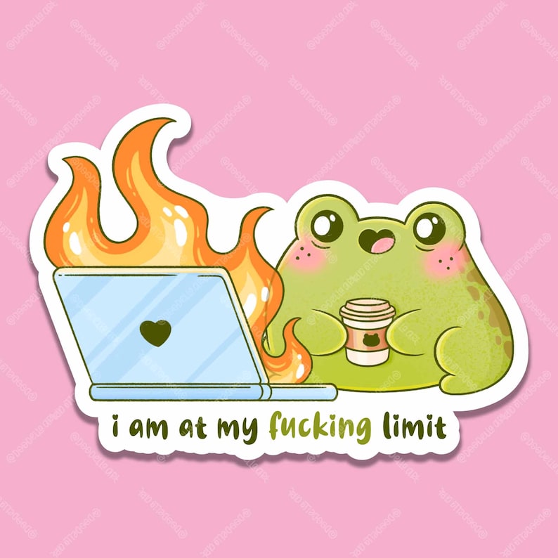 Op de afbeelding: Een gestanste sticker met een groene kikker met roze wangen die een koffiebeker vasthoudt naast een laptop die in oranje vlammen staat. De laptop heeft een zwart hart op de klep. De tekst eronder luidt "i am at my fucking limit" in het groen.