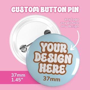 Puede incluir: Una chapa redonda personalizada con cara azul claro y texto marrón que dice YOUR DESIGN HERE. La chapa mide 37mm de diámetro y cuenta con una parte posterior de metal con un cierre de alfiler. El texto CUSTOM BUTTON PIN aparece arriba.