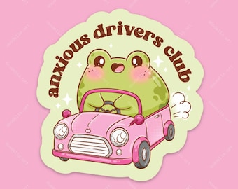 Peut inclure: Un autocollant découpé représentant une grenouille vert clair aux joues roses conduisant une petite voiture rose. Le texte "anxious drivers club" est arqué en lettres marron au-dessus de la grenouille. Des étincelles blanches et de la fumée.