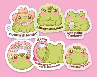 Op de afbeelding: Een verzameling van zes gestanste vinylstickers met groene cartoonkikkers met verschillende uitdrukkingen en accessoires. De tekst bevat "rootin' & tootin'", "always anxious", "not today fuckers", "i don't care", "damn, might have to call in thicc today" en "i'm toadily fine".
