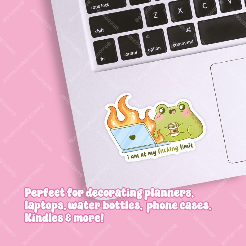 Op de afbeelding: Een gestanste sticker met een groene kikker die een koffiekopje vasthoudt naast een laptop die in oranje vlammen opgaat. De sticker bevat de tekst I am at my fucking limit in groene letters en is geplaatst op een zilveren laptoptoetsenbord.