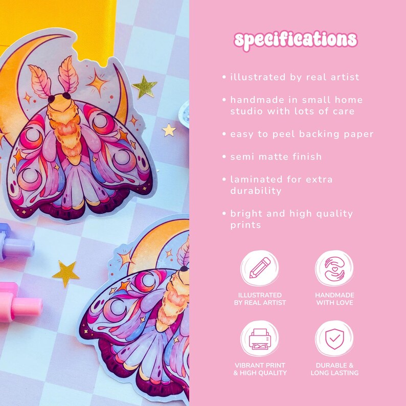 Op de afbeelding: Twee gestanste stickers met een kleurrijke mot met roze, paarse en gele vleugels tegen een halve maan. De rechterkant toont een roze paneel met de tekst specifications, ge&iuml;llustreerd door een echte kunstenaar en handgemaakt.