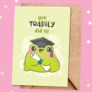 Froggy wenskaart - geïllustreerde University Highschool afstuderen mollige pad met woordspeling - A6 gevouwen blanco binnenkant wenskaart of briefkaart