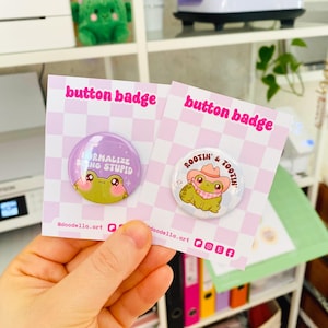 Spilla Sassy Frogs, Toadily Fine, Rana Stupida, Distintivi Carini e Divertenti, Molti Disegni, Per Zaino, Berretto, Borsa Tote, Regalo per Lei o per Lui