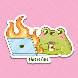 Puede incluir: Un personaje de dibujos animados de rana verde sentado frente a un ordenador portátil con llamas que salen de los lados. La rana sostiene una taza de café y el texto "this is fine." está debajo de la rana y el ordenador portátil.