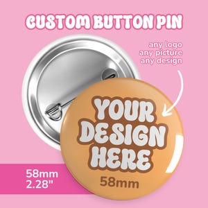 Könnte beinhalten: Ein runder, individuell gestaltbarer Ansteckbutton mit metallischer Rückseite und Nadelverschluss. Die Vorderseite ist hellbraun mit dem weißen Text "YOUR DESIGN HERE" in fetter Schrift. Das Bild enthält den Text "CUSTOM BUTTON PIN", "any logo any picture any design" und "58mm 2.28"" mit einem Durchmesser von 58mm.