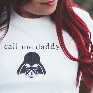 Op de afbeelding: Wit T-shirt met de tekst "call me daddy" en een zwart-wit afbeelding van Darth Vader.