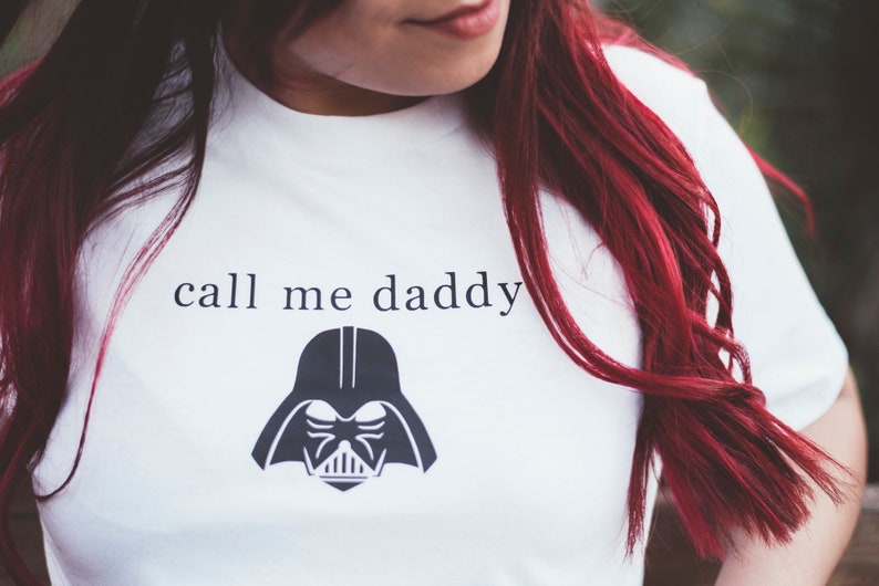 Op de afbeelding: Wit T-shirt met de tekst "call me daddy" en een zwart-wit afbeelding van Darth Vader.