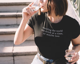 Camiseta o top corto con la frase "Beber alrededor del mundo"