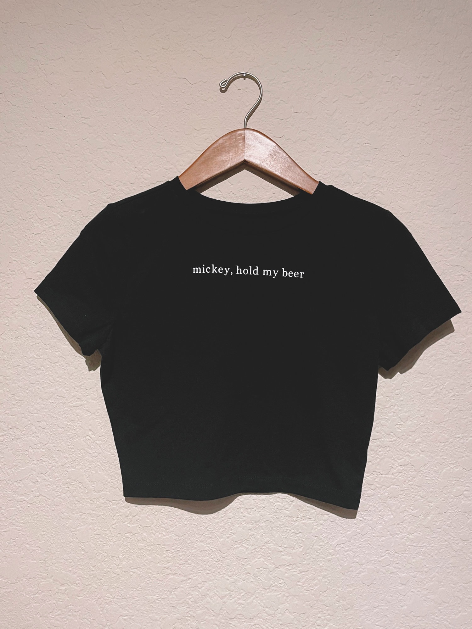 Camiseta o top corto con la frase Mickey, Hold My Beer™