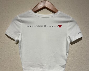 La maison est l'endroit où la souris est une chemise ou un haut court