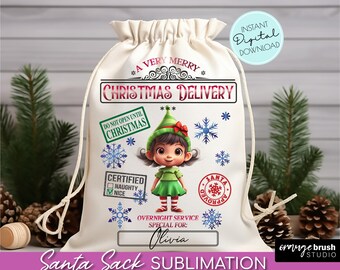 Puede incluir: Una bolsa de Navidad blanca con una ilustración de un duende verde y el texto "A Very Merry Christmas Delivery". La bolsa tiene un cordón y una etiqueta que dice "Servicio nocturno especial para: Olivia".
