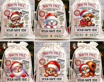 Puede incluir: Seis sacos de Santa de lona blanca con ribetes rojos y una variedad de personajes navideños. Cada saco tiene el texto "Polo Norte Servicio nocturno Especial para: Certificado Naughty Nice" y "Tu nombre aquí".